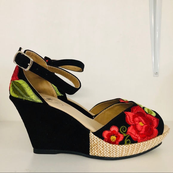 Mexican Embroidered Red Roses Wedge Sandals - Picture 4 of 7